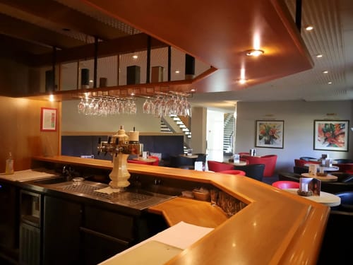 Hotelbar mit verschiedenen kleinen Sitzgelegenheiten