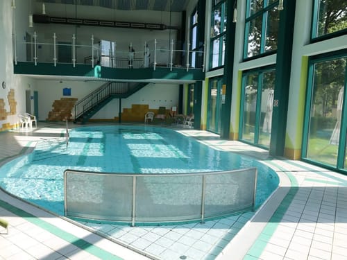 Indoor Pool mit Panoramafenstern