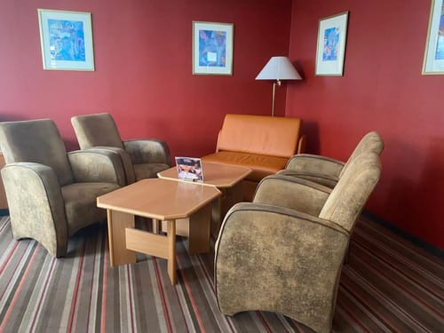 verschiedene Sitzmöglichkeiten in der Lobby