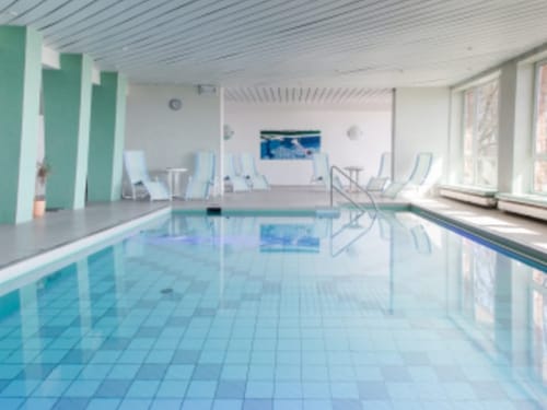 Indoor Pool im Wellnessbereich