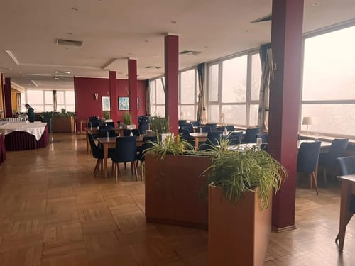 großer Speisesaal mit Panoramafenstern