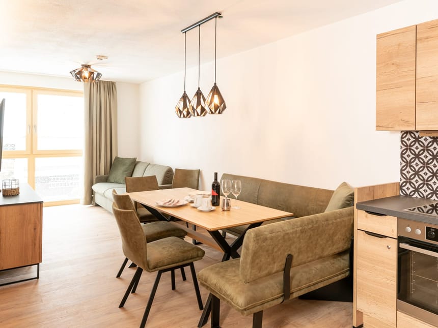 Wohn- und Essbereich mit Sitzecke, Couch und Sideboard