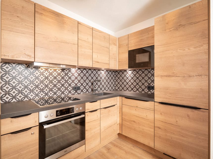 Küchenzeile mit Backofen Waschtisch, Mikrowelle und Spülmaschine