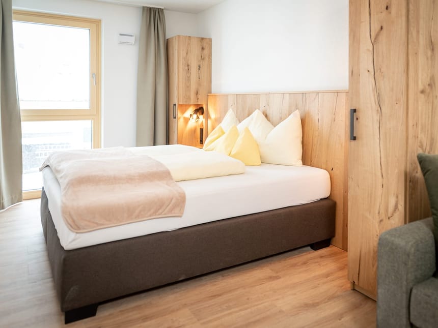 Doppelbett und Wandschrank im Schlaufraum