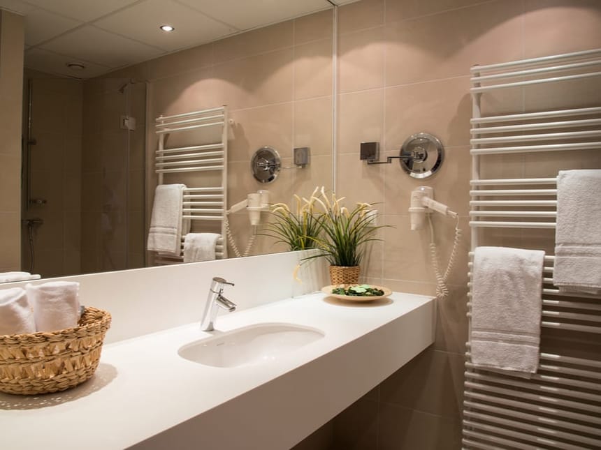 Geräumiges, helles Badezimmer