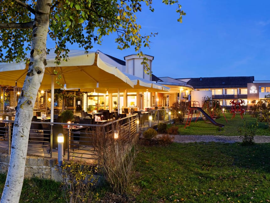 Hotel am Abend von Aussen