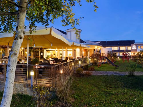 Hotel am Abend von Aussen
