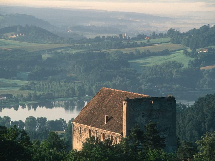 Burgruine auf einem Berg, oberhalb der Stubenbergklamm