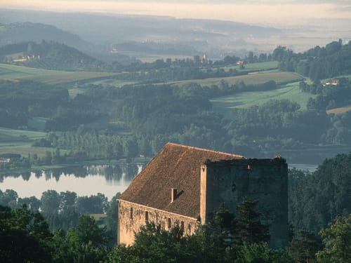 Burgruine auf einem Berg, oberhalb der Stubenbergklamm