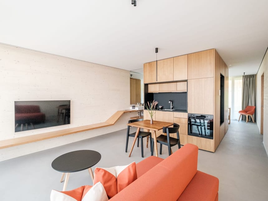 Minimalistische Einbauküche aus Holz mit Esstisch