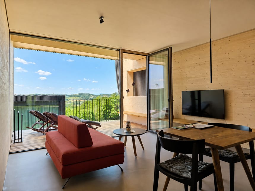 Designappartement mit Panoramablick, Sitzmöglichkeiten und TV