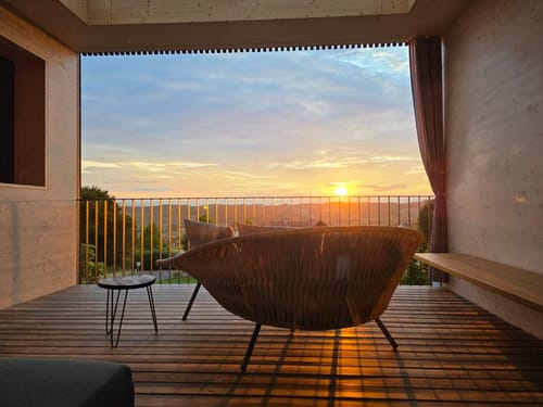 Terrasse in der Lodge mit einem tisch und Sitzmöglichkeiten