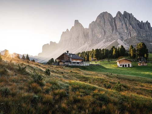 Südtiroler Alpen mit Berghütten