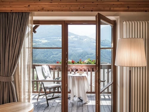 Genießen Sie unvergessliche Momente auf dem privaten Balkon mit traumhaftem Ausblick auf die alpine Berglandschaft