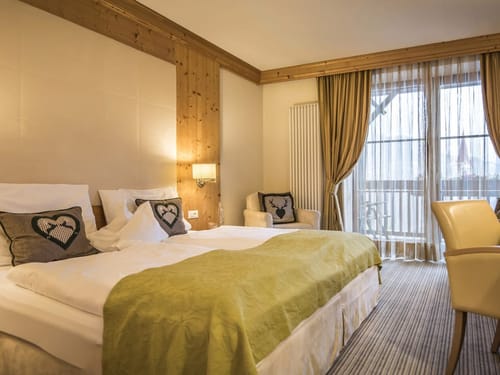 Boxspringbett, mit Stuhl und Sessel