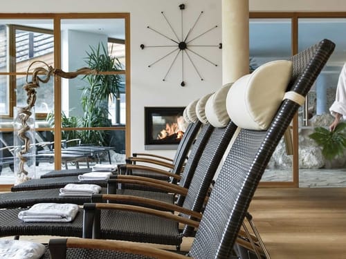 Wellnessoase mit Relaxliegen im Ruhebereich