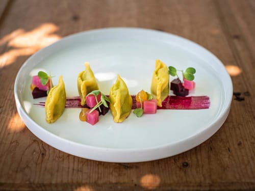 Handgemachte Tortellini mit eingelegter Rote Bete, Creme und Microgreens