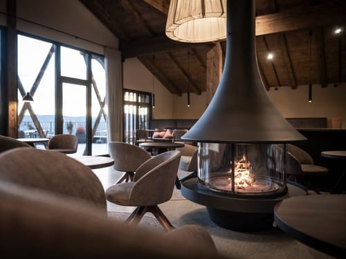 große und moderne Lobby mit Kamin und verschiedenen Sitzgruppen