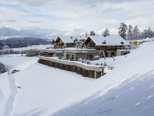Entdecken Sie den ultimativen Winterurlaub im luxuriösen Chalet mit atemberaubender Aussicht auf die verschneiten Berge. Perfekte Unterkunft für Entspannung und Abenteuer.