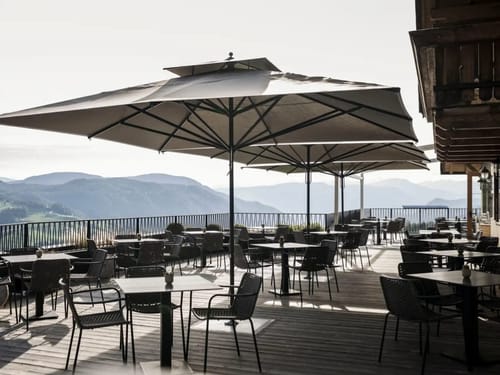 Panormaterrasse am Hotel mit verschiedenen Tischgruppen