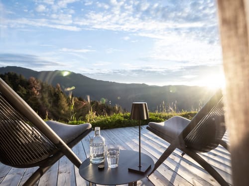 zwei Liegestühle auf der Terrasse vom Hotelzimmer