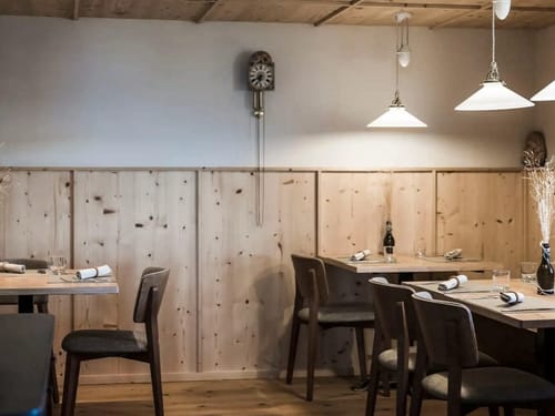 Hotelrestaurant modern eingerichtet und Holzoptik