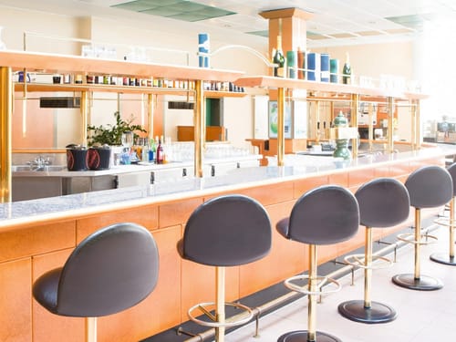große Hotelbar mit Barhockern