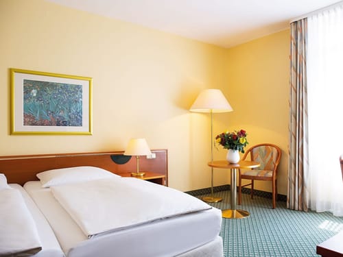 Doppelbett, Tisch Stuhl mit Lese und Stehlampe