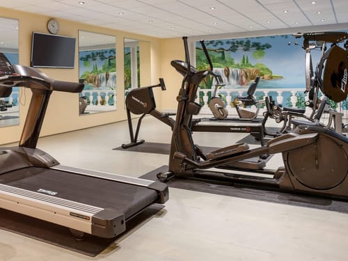 verschiedene Cardiogeräte im Fitnessbereich