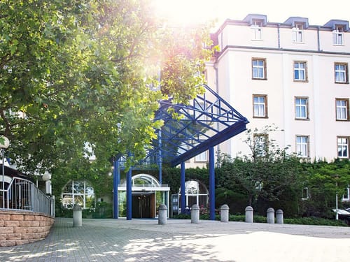überdachter EIngangsbereich des Hotels bei Sonnenschein