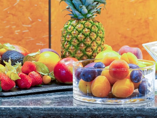 verschiedene Sorten Obst auf dem Buffet
