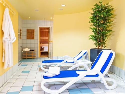 kleiner Wellnessberreich mit Sauna und Relaxliegen