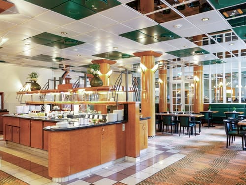 großes Speisenbuffet mit verschiedenen Tischgruppen