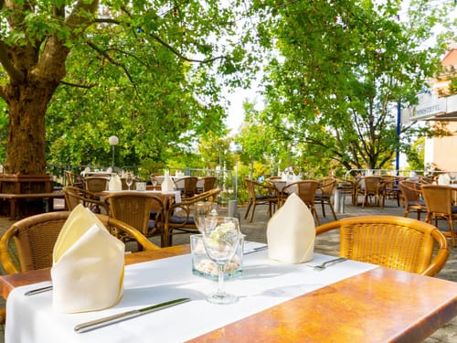 festlich gedeckter Tisch auf der Terrasse