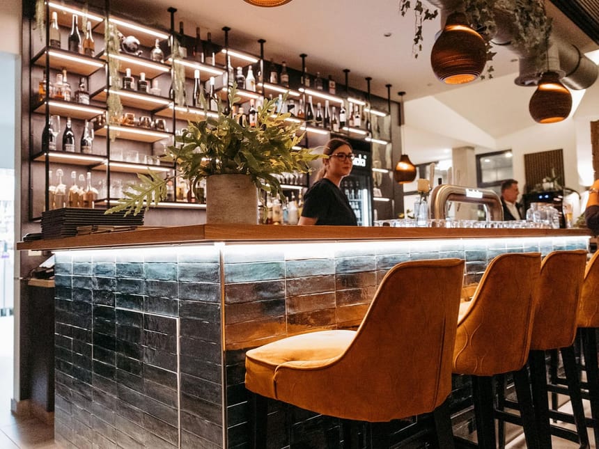 moderne Hotelbar mir gemütlichen Baarhockern