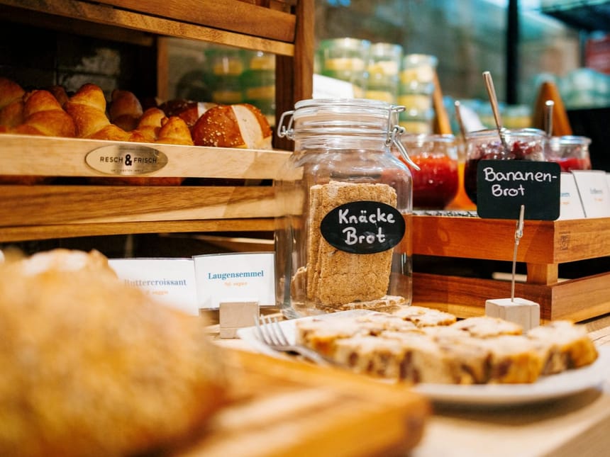 gesundes Frühstücksangebot mit Knäcke und Bananenbrot 