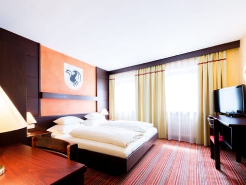 Standard Doppelzimmer mit Doppelbett, Scheibtisch, Stuhl, TV und Stehlampe