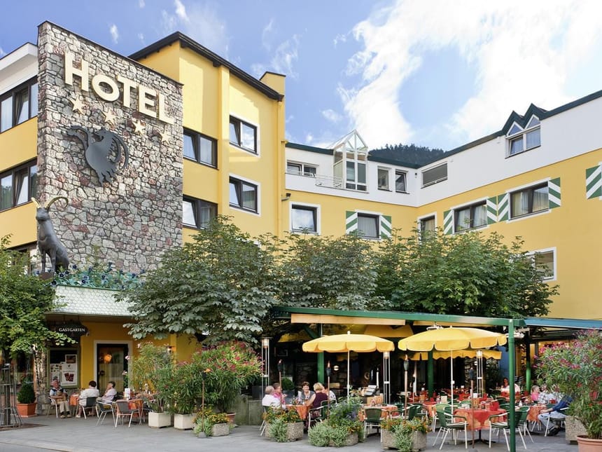 Ansicht Hotel mit Terrasse bei Sonnenschein