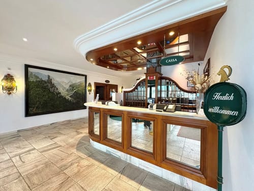 Eingangsbereich und Rezeption in der Lobby