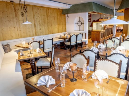 Hotelrestaurant festlich eingedeckt mit weißen Servietten und Weingläsern