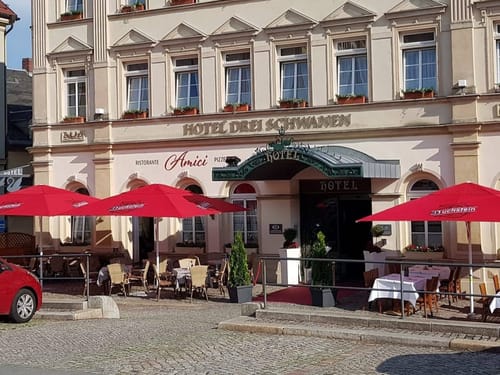 Hotelansicht bei Sonnenschein