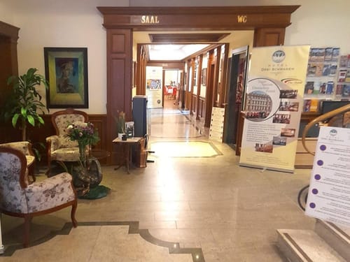 Eingangsbereich und Lobby mit drei Sesseln