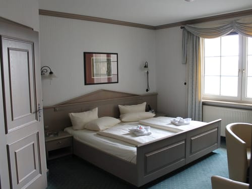 Doppelzimmer Standard mit Doppelbett und Sessel