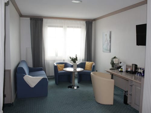 kleine Sitzecke mit Kaffee und Teezubereiter