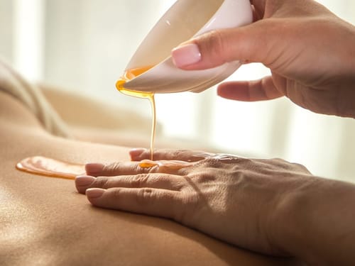 Wellness-Massage mit warmem Öl