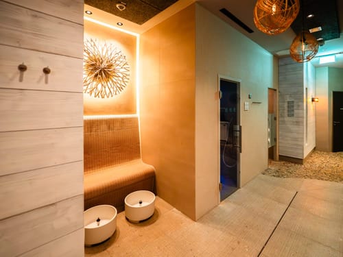Moderner Spa-Bereich mit Fußbad und dekorativer Beleuchtung.