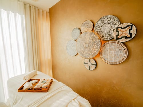 Entspannungsraum mit dekorativem Wanddesign und Massagetisch