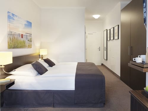 modernes Doppelzimmer mit Boxspringbett,Kaffee und Teezubereiter und Wandschrank