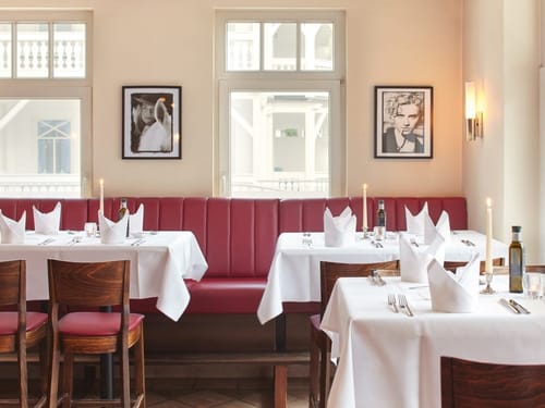 mehrere eingedeckte Tischgruppen modern und luxuriös eingedeckt