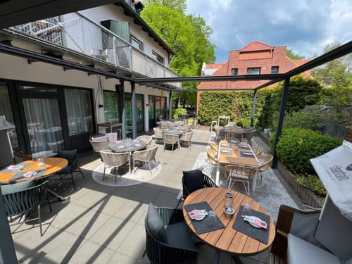 Moderne Terrasse eines Restaurants mit stilvollen Sitzplätzen im Freien
